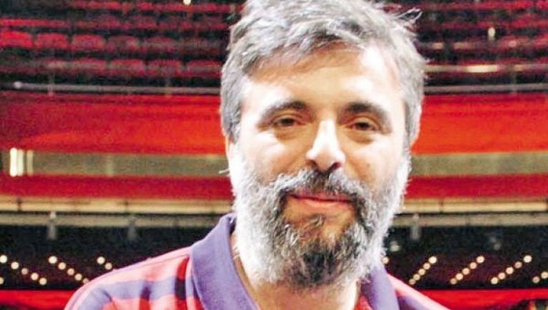 ШТА СЕ ДЕШАВА КАДА СЕ КАМЕРЕ ИСКЉУЧЕ: Редитељ Михајло Вукобратовић о новој серији Од јутра до сутра ШТА СЕ ДЕШАВА КАДА СЕ КАМЕРЕ ИСКЉУЧЕ: Редитељ Михајло Вукобратовић о новој серији Од јутра до сутра