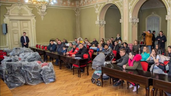 АУТО СЕДИШТА ЗА ЈОШ 40 БЕБА: Наставак традиционалне акције у Зењанину АУТО СЕДИШТА ЗА ЈОШ 40 БЕБА: Наставак традиционалне акције у Зењанину