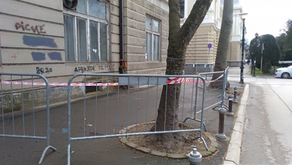 ЗАШТИТА ЗБОГ ПРОЛАЗНИКА: Поред Дома Војске може само коловозом ЗАШТИТА ЗБОГ ПРОЛАЗНИКА: Поред Дома Војске може само коловозом