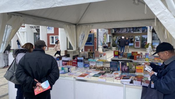 МАНИФЕСТАЦИЈА НА ОТВОРЕНОМ: У Пироту почео Салон књиге и графике МАНИФЕСТАЦИЈА НА ОТВОРЕНОМ: У Пироту почео Салон књиге и графике