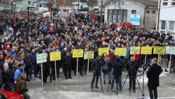 ЕВРОПО, ЗАШТО ЋУТИШ?: Протест мештана Штрпца због хапшења и малтретирања Срба (ФОТО) ЕВРОПО, ЗАШТО ЋУТИШ?: Протест мештана Штрпца због хапшења и малтретирања Срба (ФОТО)