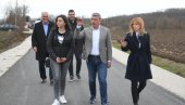 НОВ АСФАЛТ ДО КУЋА: Житеље села од Прељине до Паковраћа обрадовале грађевинске машине НОВ АСФАЛТ ДО КУЋА: Житеље села од Прељине до Паковраћа обрадовале грађевинске машине