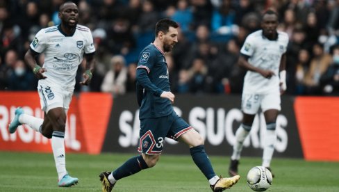 BARSELONA IMA PREDNOST! Lionel Mesi odugovlači pregovore sa PSŽ-om o novom ugovoru, sve je jasnije zašto