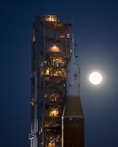 ТРКА ЗА ОДЛАЗАК НА МЕСЕЦ: Маск убрзава СпејсИкс, Безос гура Блу Ориџин у покушају да престигну Кину