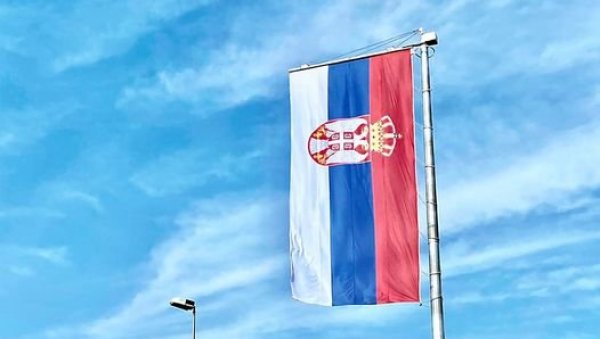 ЗАСТАВА СРБИЈЕ ПОЗДРАВЉА ВОЗАЧЕ: У близини Панчевачког моста постављен високи јарбол ЗАСТАВА СРБИЈЕ ПОЗДРАВЉА ВОЗАЧЕ: У близини Панчевачког моста постављен високи јарбол