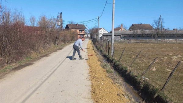 СЛОЖНИ МЕШТАНИ УРЕЂУЈУ СЕЛО: Становници србачког места Корови организовали акцију чишћења канала и банкина СЛОЖНИ МЕШТАНИ УРЕЂУЈУ СЕЛО: Становници србачког места Корови организовали акцију чишћења канала и банкина
