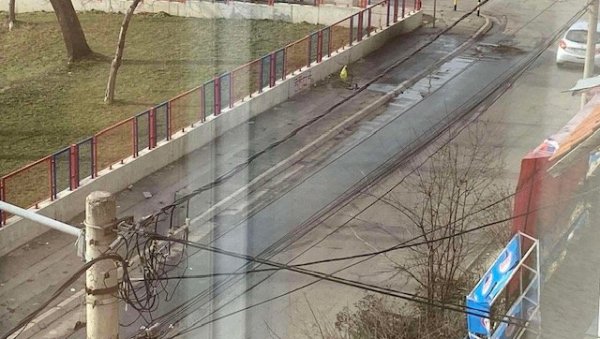 ОДВОД УПОРНО ИЗБИЈА: Станарима дела Живка Давидовића недељама цури вода испред зграда ОДВОД УПОРНО ИЗБИЈА: Станарима дела Живка Давидовића недељама цури вода испред зграда