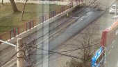 ОДВОД УПОРНО ИЗБИЈА: Станарима дела Живка Давидовића недељама цури вода испред зграда ОДВОД УПОРНО ИЗБИЈА: Станарима дела Живка Давидовића недељама цури вода испред зграда