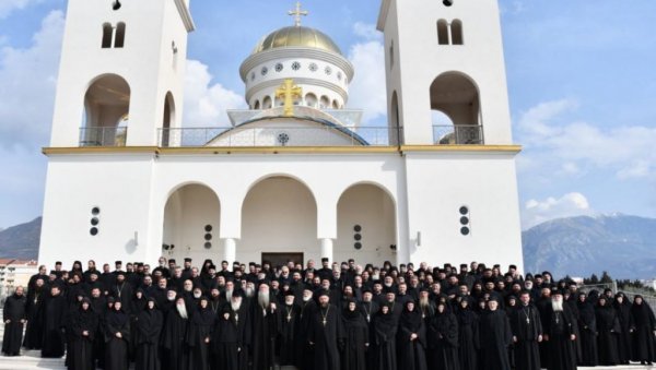 МОЛИТВЕ ЗА МИР И ПОМОЋ УГРОЖЕНИМА: Редовно годишње сабрање свештенства и свештеномонаштва Митрополије црногорско-приморске МОЛИТВЕ ЗА МИР И ПОМОЋ УГРОЖЕНИМА: Редовно годишње сабрање свештенства и свештеномонаштва Митрополије црногорско-приморске