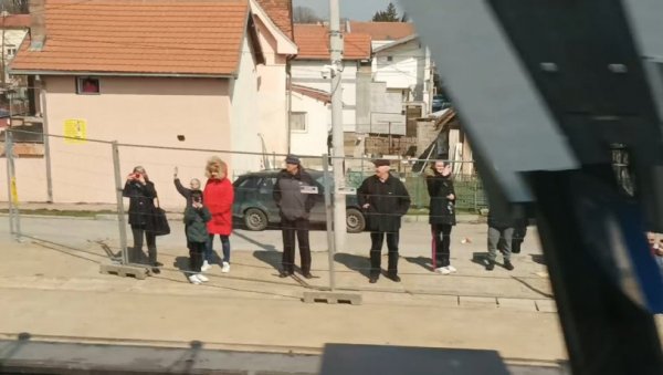 ГРАЂАНИ ИЗАШЛИ ДА ПОЗДРАВЕ ВОЗ: СОКО полетео из Београда - људи одушевљени (ВИДЕО) ГРАЂАНИ ИЗАШЛИ ДА ПОЗДРАВЕ ВОЗ: СОКО полетео из Београда - људи одушевљени (ВИДЕО)