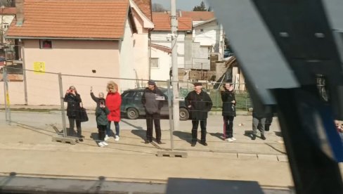 GRAĐANI IZAŠLI DA POZDRAVE VOZ: SOKO poleteo iz Beograda - ljudi oduševljeni (VIDEO) GRAĐANI IZAŠLI DA POZDRAVE VOZ: SOKO poleteo iz Beograda - ljudi oduševljeni (VIDEO)