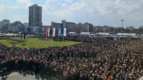 НОВОСАЂАНИ ЧЕКАЈУ БРЗИ ВОЗ ИЗ БЕОГРАДА И ПРЕДСЕДНИКА ВУЧИЋА: Велики број грађана већ окупљен на Железничкој станици (ФОТО/ВИДЕО)