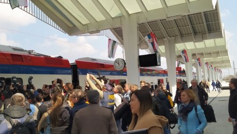 GRAĐANI ODUŠELJENI DOČEKALI VOZ I PREDSEDNIKA VUČIĆA: SOKO doleteo u Novi Sad - pozdravljen trobojakama (FOTO) GRAĐANI ODUŠELJENI DOČEKALI VOZ I PREDSEDNIKA VUČIĆA: SOKO doleteo u Novi Sad - pozdravljen trobojakama (FOTO)