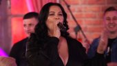 ЈАНА ТОДОРОВИЋ ОПЕВАЛА КОНСТРАКТИНУ ПЕСМУ: Мреже се усијале због народњачке верзије (ВИДЕО) ЈАНА ТОДОРОВИЋ ОПЕВАЛА КОНСТРАКТИНУ ПЕСМУ: Мреже се усијале због народњачке верзије (ВИДЕО)