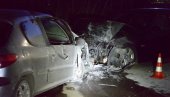 DVE OSOBE TEŠKO POVREĐENE: Uznemirujuće fotografije saobraćajne nesreće kod Kraljeva (VIDEO) DVE OSOBE TEŠKO POVREĐENE: Uznemirujuće fotografije saobraćajne nesreće kod Kraljeva (VIDEO)