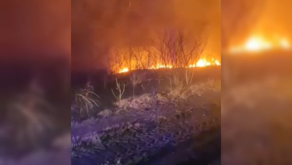 ВЕЛИКИ ПОЖАР КОД БАЧА: Ватрогасци се боре са пламеном (ВИДЕО) ВЕЛИКИ ПОЖАР КОД БАЧА: Ватрогасци се боре са пламеном (ВИДЕО)