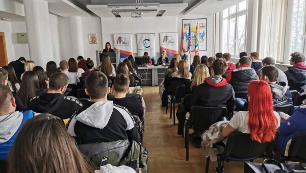 О РАЗВОЈУ ДУАЛНОГ ОБРАЗОВАЊА: Представљен пројекат Министарства просвете у Општини Чукарица О РАЗВОЈУ ДУАЛНОГ ОБРАЗОВАЊА: Представљен пројекат Министарства просвете у Општини Чукарица