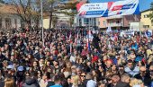 РАШКА ЧЕКА ВУЧИЋА: Велики број грађана се окупио да поздрави председника (ФОТО) РАШКА ЧЕКА ВУЧИЋА: Велики број грађана се окупио да поздрави председника (ФОТО)