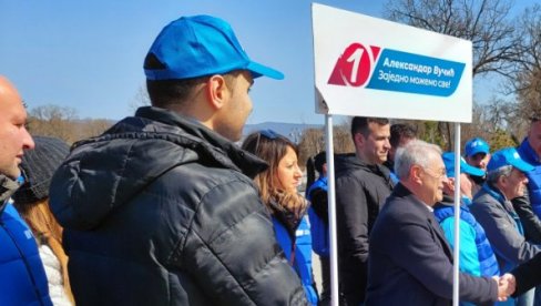 НЕПОЗНАТА ОСОБА БАЦИЛА ШИПКУ И УНИШТИЛА ШТАНД СНС: ГО у Новом Саду осудио насиље: У шоку смо НЕПОЗНАТА ОСОБА БАЦИЛА ШИПКУ И УНИШТИЛА ШТАНД СНС: ГО у Новом Саду осудио насиље: У шоку смо