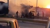 GORI AUTOMOBIL NA PETLJI KOD ARENE: Vozač autobusa odmah pritekao u pomoć (VIDEO) GORI AUTOMOBIL NA PETLJI KOD ARENE: Vozač autobusa odmah pritekao u pomoć (VIDEO)