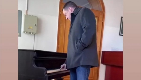 СЛАБ НА КЛАВИРЕ: Бранко Ружић не пропушта прилику да засвира по диркама СЛАБ НА КЛАВИРЕ: Бранко Ружић не пропушта прилику да засвира по диркама