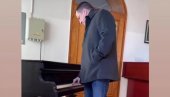 СЛАБ НА КЛАВИРЕ: Бранко Ружић не пропушта прилику да засвира по диркама СЛАБ НА КЛАВИРЕ: Бранко Ружић не пропушта прилику да засвира по диркама