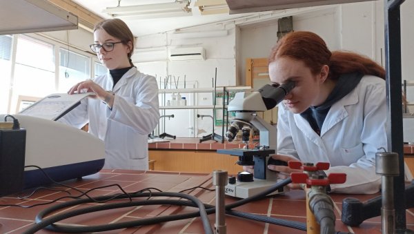 УЧИЋЕ И ДА ЧИТАЈУ ТРАГОВЕ: У Техничкој школи Павле Савић у Новом Саду школоваће се и будући форензичари УЧИЋЕ И ДА ЧИТАЈУ ТРАГОВЕ: У Техничкој школи Павле Савић у Новом Саду школоваће се и будући форензичари