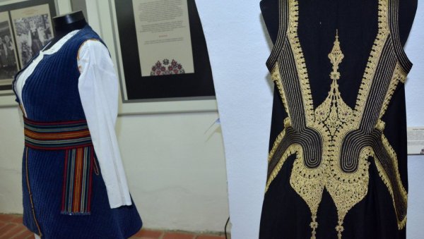 ЗУБУН ПРИПОВЕДА О ЖИВОТУ ПРЕДАКА: У Неготинском музеју Хајдук Вељка отворена изложба јединствених дугих прслука ЗУБУН ПРИПОВЕДА О ЖИВОТУ ПРЕДАКА: У Неготинском музеју Хајдук Вељка отворена изложба јединствених дугих прслука