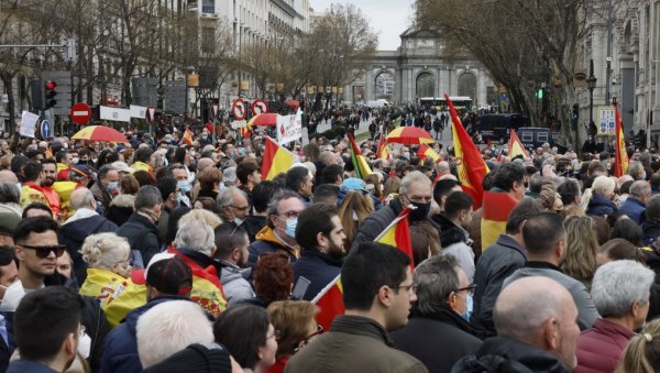 КРИВЕ ПУТИНА, А НАС ТРЕТИРАЈУ КАО ИДИОТЕ: Масовни протести у Мадриду због скока цена у Шпанији КРИВЕ ПУТИНА, А НАС ТРЕТИРАЈУ КАО ИДИОТЕ: Масовни протести у Мадриду због скока цена у Шпанији