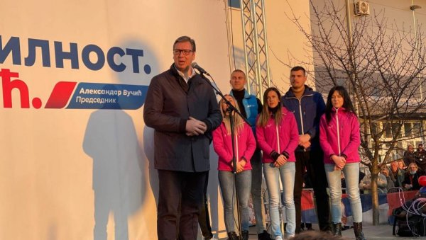 ВУЧИЋ СЕ ОБРАТИО ГРАЂАНИМА ПАДИНСКЕ СКЕЛЕ: Бринућемо о Србији, вама и вашој деци! (ФОТО) ВУЧИЋ СЕ ОБРАТИО ГРАЂАНИМА ПАДИНСКЕ СКЕЛЕ: Бринућемо о Србији, вама и вашој деци! (ФОТО)