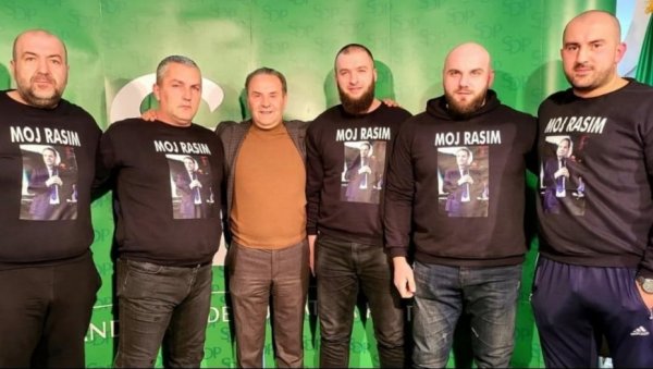 УЉЕЗ У САКОУ: Расим Љајић позирао са саборцима који носе исте дуксерице УЉЕЗ У САКОУ: Расим Љајић позирао са саборцима који носе исте дуксерице