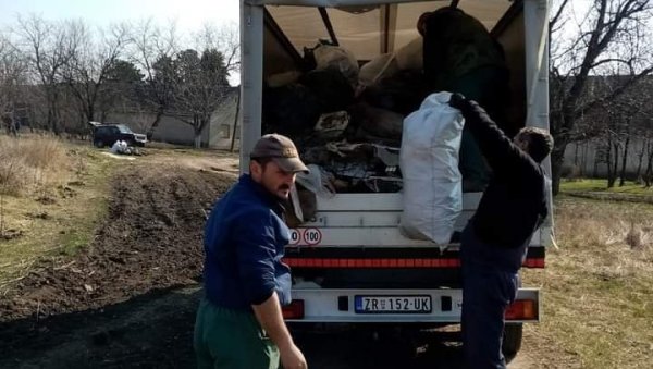 АКЦИЈА ЧИШЋЕЊА ДИВЉЕ ДЕПОНИЈЕ: Вредни мештани Арадца се организовали и спровели еко-акцију (ФОТО) АКЦИЈА ЧИШЋЕЊА ДИВЉЕ ДЕПОНИЈЕ: Вредни мештани Арадца се организовали и спровели еко-акцију (ФОТО)