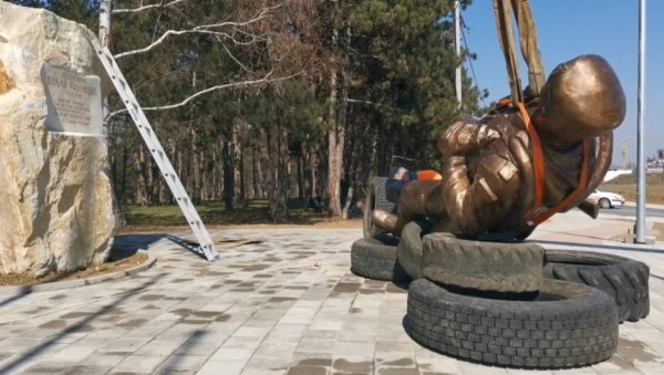 ЕКСКЛУЗИВНО: Погледајте како изгледа споменик Ђенералу Вељку Раденовићу (ФОТО/ВИДЕО) ЕКСКЛУЗИВНО: Погледајте како изгледа споменик Ђенералу Вељку Раденовићу (ФОТО/ВИДЕО)