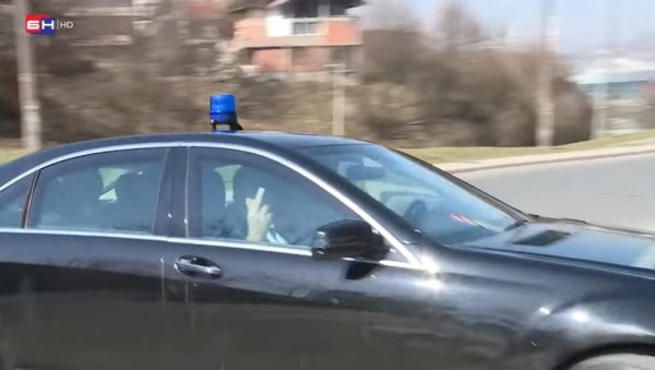 ЈАСНА ПОРУКА: Додик открио коме је показао средњи прст (ВИДЕО) ЈАСНА ПОРУКА: Додик открио коме је показао средњи прст (ВИДЕО)