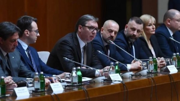 НАПЕТО НА САСТАНКУ У ПАЛАТИ СРБИЈА: Срби са КиМ желе да напусте све институције због деловања Приштине - Вучић упитао Шта ћемо дан после? НАПЕТО НА САСТАНКУ У ПАЛАТИ СРБИЈА: Срби са КиМ желе да напусте све институције због деловања Приштине - Вучић упитао Шта ћемо дан после?