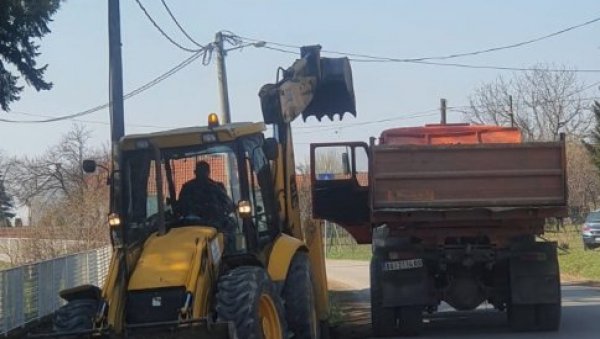 ВОДА СТИЖЕ У ВЕЛИКО ПОЉЕ: Граде мрежу у обреновачком насељу ВОДА СТИЖЕ У ВЕЛИКО ПОЉЕ: Граде мрежу у обреновачком насељу