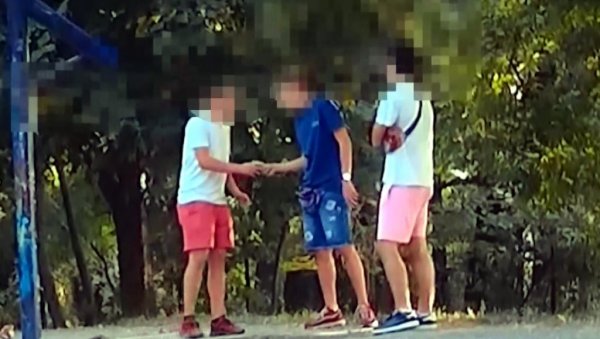 ДРОГУ КУПИО ОД МАЛОЛЕТНИКА: Приведен осумњичени (26) који се снабдевао наркотицима - испред играонице ДРОГУ КУПИО ОД МАЛОЛЕТНИКА: Приведен осумњичени (26) који се снабдевао наркотицима - испред играонице