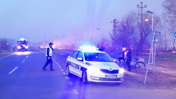 ВЕЛИКИ ПОЖАР НА ПЕРИФЕРИЈИ КИКИНДЕ: Ватра гута пут за Наково ВЕЛИКИ ПОЖАР НА ПЕРИФЕРИЈИ КИКИНДЕ: Ватра гута пут за Наково