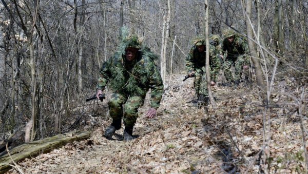 ОБУКА МАРТОВСКЕ ГЕНЕРАЦИЈЕ ВОЈНИКА: Увежбаване индивидуалне тактичке радње и поступци приликом кретања на непознатом земљишту (ФОТО) ОБУКА МАРТОВСКЕ ГЕНЕРАЦИЈЕ ВОЈНИКА: Увежбаване индивидуалне тактичке радње и поступци приликом кретања на непознатом земљишту (ФОТО)