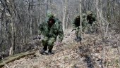 OBUKA MARTOVSKE GENERACIJE VOJNIKA:  Uvežbavane individualne taktičke radnje i postupci prilikom kretanja na nepoznatom zemljištu (FOTO)