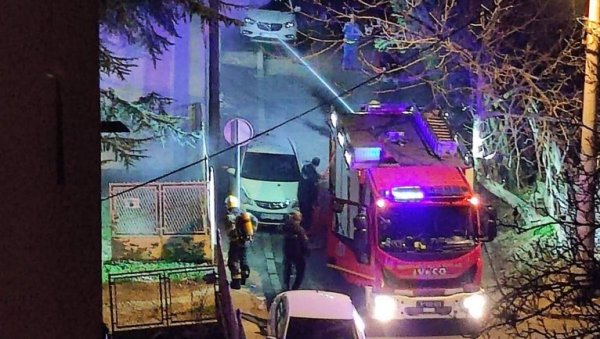 ГОРИ КУЋА НА ЗВЕЗДАРИ: У току је гашење пожара (ВИДЕО) ГОРИ КУЋА НА ЗВЕЗДАРИ: У току је гашење пожара (ВИДЕО)