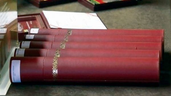 ВИШЕ ЦЕНЕ ЗА ИЗДАВАЊЕ ДИПЛОМА: Сенат Универзитета у Београду усвојо нови ценовник ВИШЕ ЦЕНЕ ЗА ИЗДАВАЊЕ ДИПЛОМА: Сенат Универзитета у Београду усвојо нови ценовник