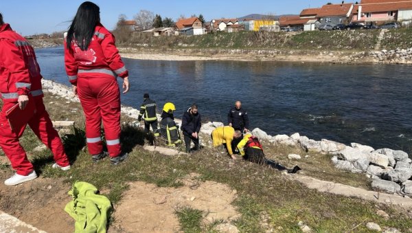 НАЂЕНО ТЕЛО У НИШАВИ: Полиција на лицу места (ФОТО/ВИДЕО) НАЂЕНО ТЕЛО У НИШАВИ: Полиција на лицу места (ФОТО/ВИДЕО)
