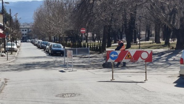 ВЕЛИКИ БРОЈ ХАВАРИЈА НА ВОДОВОДНОЈ МРЕЖИ: Без воде потрошачи у десетак улица ВЕЛИКИ БРОЈ ХАВАРИЈА НА ВОДОВОДНОЈ МРЕЖИ: Без воде потрошачи у десетак улица