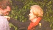 ВУК ДРАШКОВИЋ ЉУБИО У РУКУ ОЛБРАЈТОВУ, ПА СЕ ПРАВДАО: Бомбардовала је Југославију зато што је обожавала Србе, Милошевић јој био трн у оку