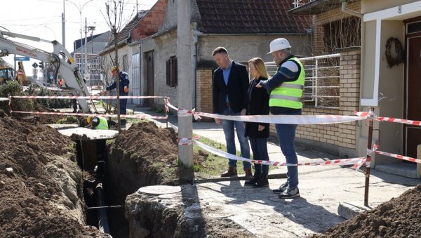 ВРШАЧКА ЗОНА СЕВЕР ПОСТАЈЕ РЕАЛНОСТ: Гради се доводник воде до парцеле на путу за Зрењанин ВРШАЧКА ЗОНА СЕВЕР ПОСТАЈЕ РЕАЛНОСТ: Гради се доводник воде до парцеле на путу за Зрењанин