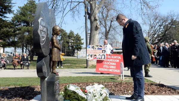 СЕЋАЊЕ НА СТРАДАЛЕ МАЛИШАНЕ: На Ташмајдану положени венци на споменик Били смо само деца (ФОТО) СЕЋАЊЕ НА СТРАДАЛЕ МАЛИШАНЕ: На Ташмајдану положени венци на споменик Били смо само деца (ФОТО)