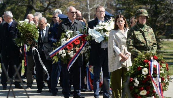 БИЛИ СМО САМО ДЕЦА: Положени венци на споменик у Ташмајданском парку, сећање на малишане страдале у НАТО агресији (ФОТО) БИЛИ СМО САМО ДЕЦА: Положени венци на споменик у Ташмајданском парку, сећање на малишане страдале у НАТО агресији (ФОТО)