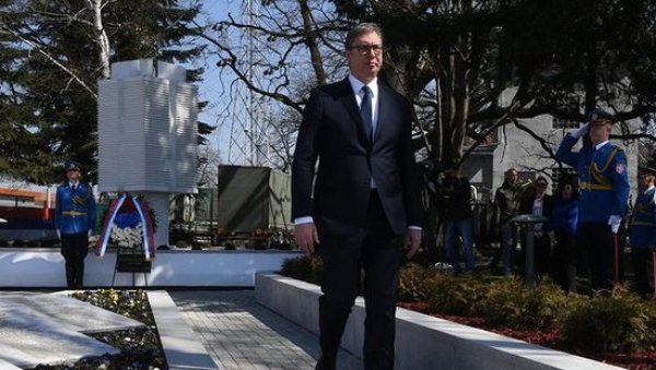 ВУЧИЋ У КРУШЕВЦУ: Председник положио венац на споменик погинулим борцима (ФОТО) ВУЧИЋ У КРУШЕВЦУ: Председник положио венац на споменик погинулим борцима (ФОТО)