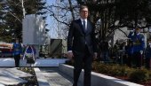 ВУЧИЋ У КРУШЕВЦУ: Председник положио венац на споменик погинулим борцима (ФОТО) ВУЧИЋ У КРУШЕВЦУ: Председник положио венац на споменик погинулим борцима (ФОТО)
